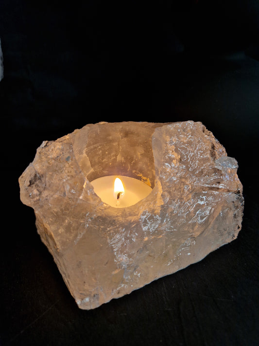 Combineer je Toussaint Interieur geurstokjes nu met deze prachtige ruwe bergkristal Waxinelichthouder.   De Waxinelichthouders worden met de hand gemaakt, hierdoor is elke houder uniek. Bergkristal wordt beschouwd als een extreem krachtig kristal en is energieversterker. Het stimuleert de geest en het lichaam en geeft energie, waardoor je je in alle opzichten goed voelt. Bergkristal zorgt voor een zuiverende werking in de ruimte. 
