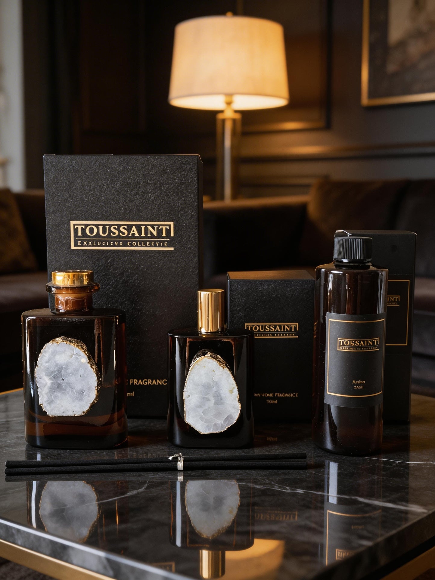 Gratis verzending binnen Nederland
Met de Amber Luxe Bundel geniet je elke dag van een warme, verfijnde geur in huis. Deze complete set combineert onze elegante geurstokjes met bergkristal, een navulling en een interieurparfum. Zo creëer je moeiteloos een stijlvolle geurbeleving die lang meegaat.
De geurstokjes verspreiden continu een subtiele en luxe geur door je interieur. Dankzij de navulling kun je blijven genieten van dezelfde geur en gaat de bundel extra lang mee. Met het interieurparfum geef je je