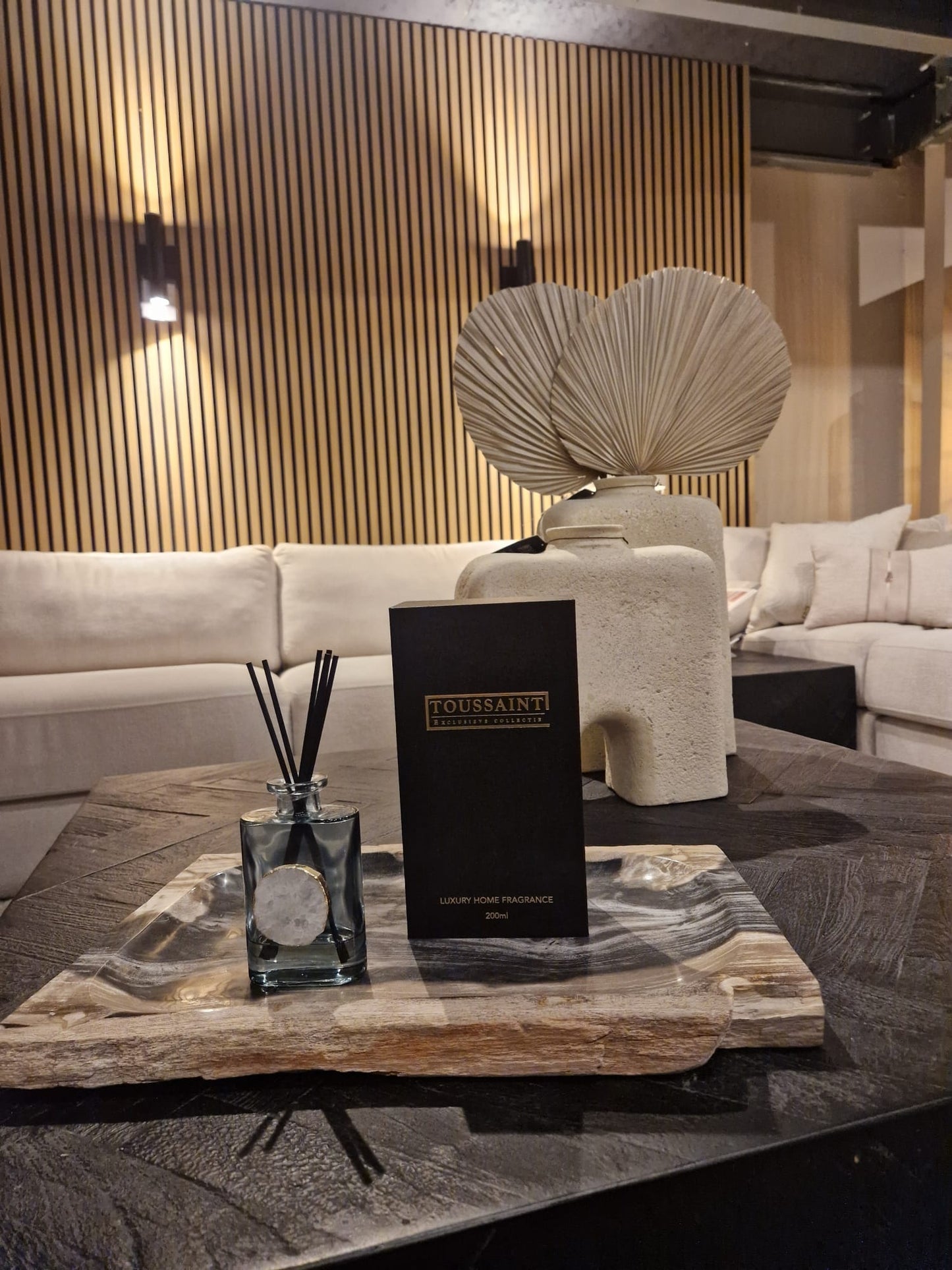 Verrijk je woning met de betoverende en verfrissende geur Green Tea van Toussaint Interieur. Deze exclusieve geurstokjes met bergkristal brengen een vleugje zuiverheid en frisheid in je interieur en creëren een harmonieuze en rustgevende sfeer.
Breng een natuurlijke en verfijnde geurbeleving in huis met de geur van Green Tea – een perfecte balans tussen frisse, bloemige en warme nuances. Deze luxe geurverspreiders zijn ideaal voor wie houdt van lichte, natuurlijke interieurgeuren met een tijdloze frisheid