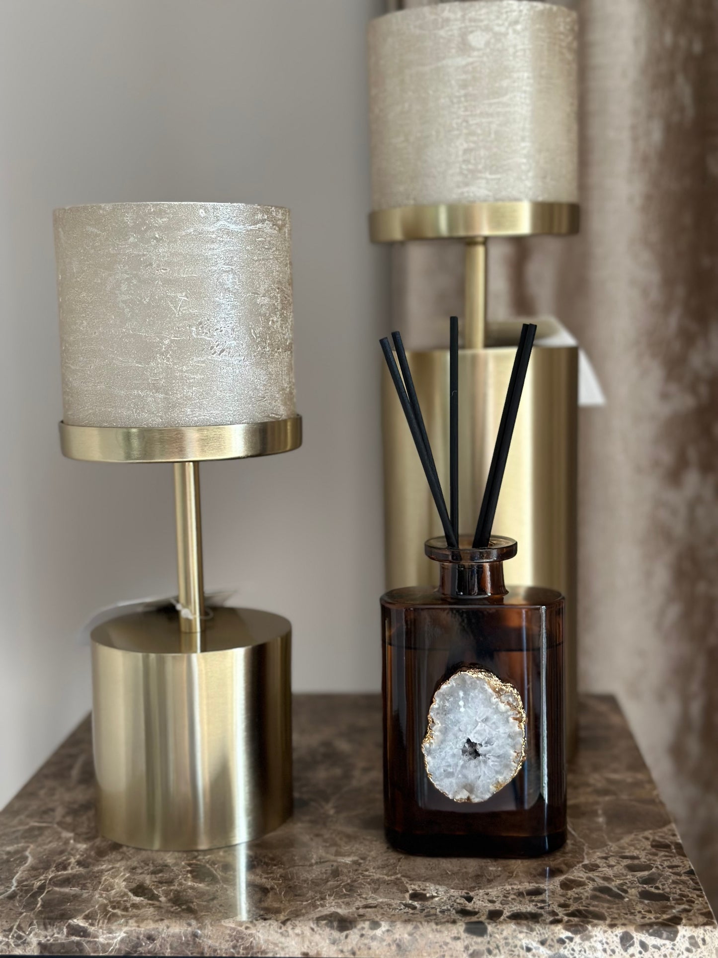 Deze luxe geurstokjes met bergkristal zijn een ware eyecatcher voor jou interieur. De steen is hand geslepen, waardoor ieder item uniek is. Een origineel cadeau om te geven. Bergkristal zorgt voor een zuiverende werking. De geurstok. Onze exclusieve geurstokjes met bergkristal zijn de ideae met deze geurstokjes. De lekkerste geurstokjes met bergkristal. Exclusief en unieke geurstokjes in de geur Groene thee en Bergamot: Jasmijn en Lelie Musk, groene thee en amber