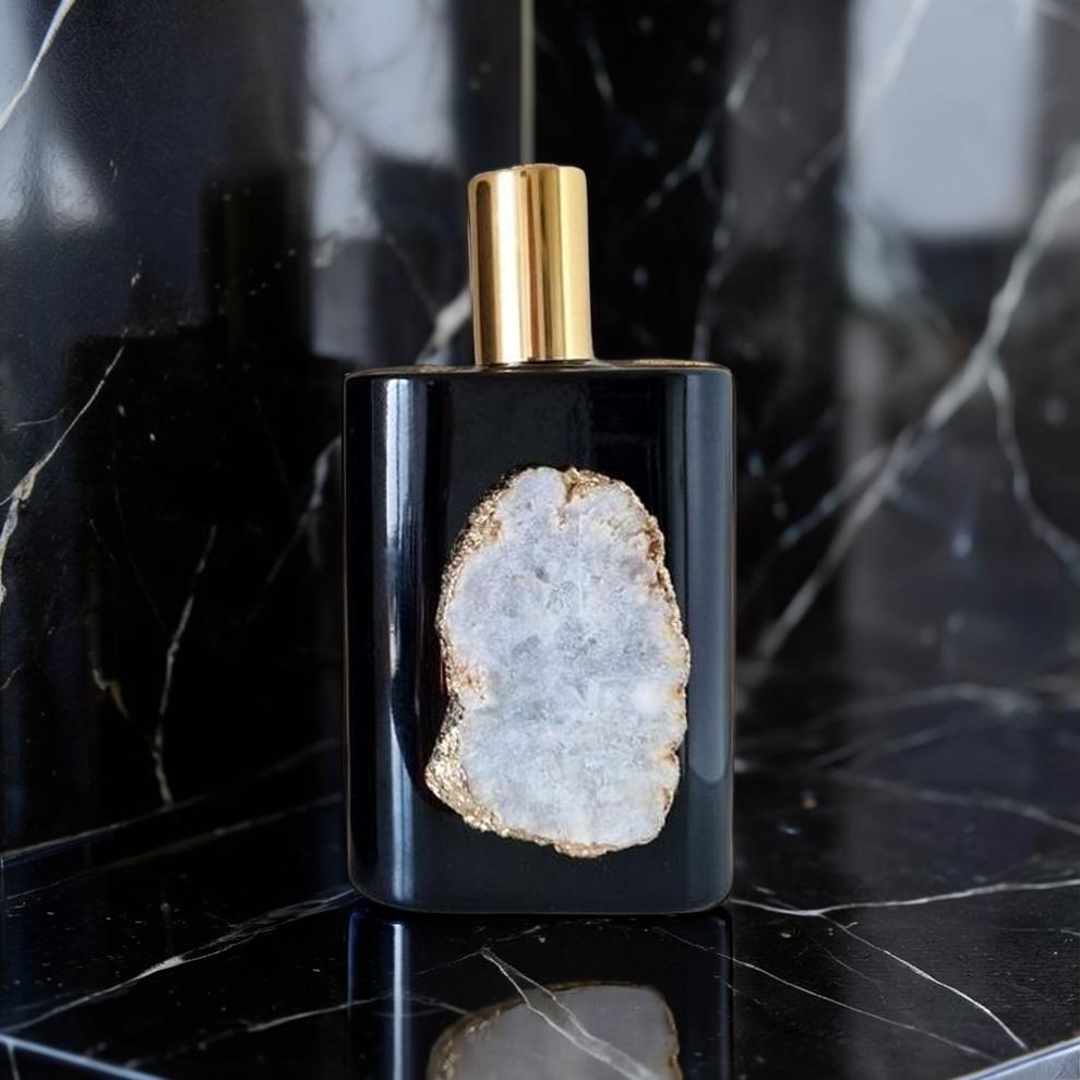 Interieurparfum Met Bergkristal Amber 100 ML. Breng luxe en harmonie in je huis met de heerlijke geurstokjes van Toussaint Interieur, verrijkt met de magische kracht van bergkristal. 🌿 100% Natuurlijke. geurstokjes
geurstokjes kopen
luxe geurstokjes
geurstokjes online
beste geurstokjes
huisparfum geurstokjes
geurstokjes aanbieding
geurstokjes Nederland
geurstokjes woonkamer
geurstokjes badkamer
geurverspreider huis
langdurige geur in huis
subtiele huisgeur
natuurlijke geurstokjEtherische Oliën