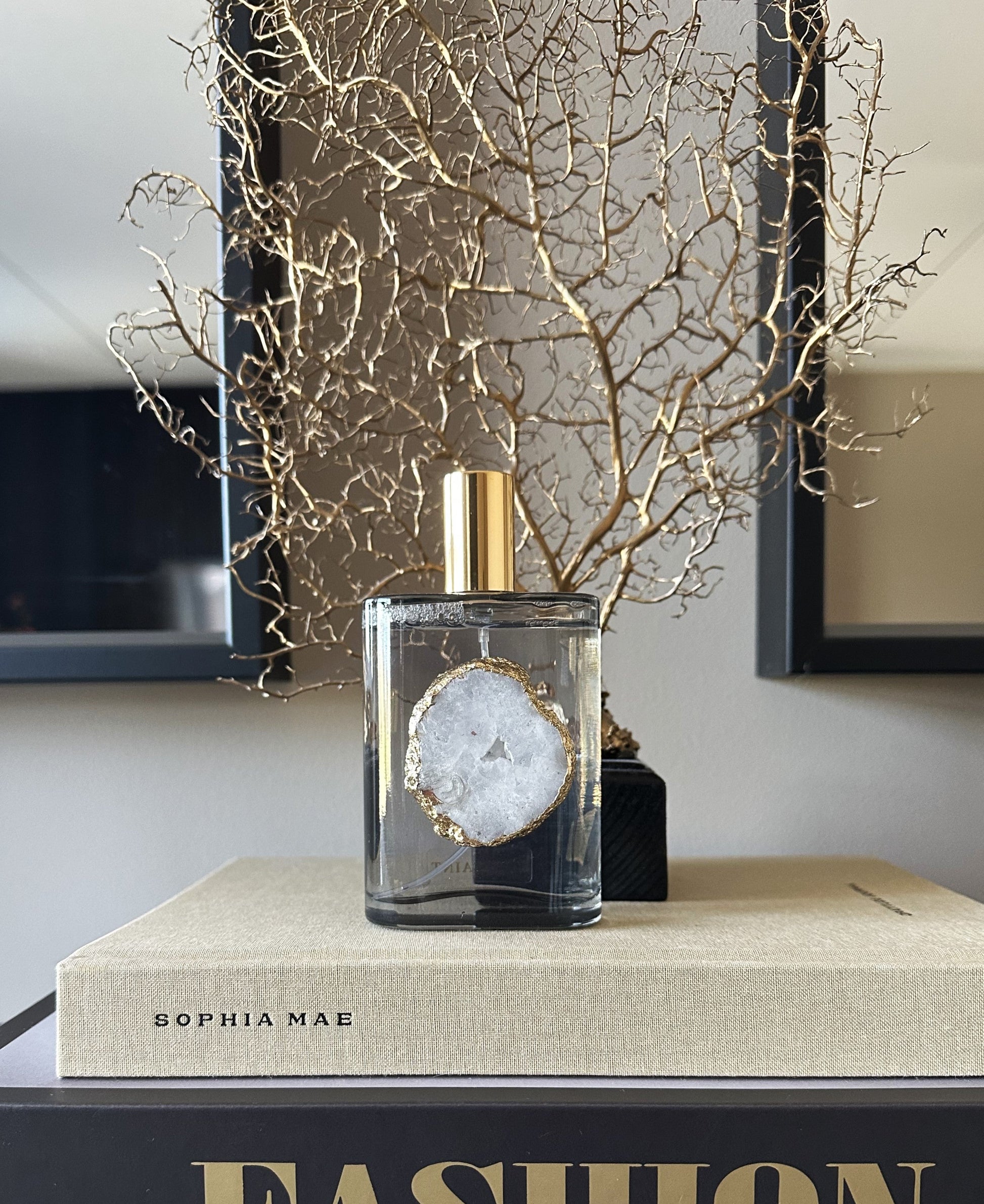 "Luxe interieurparfum met edelstenen"
"Natuurlijke etherische olie geurstokjes"
"Edelsteen geurstokjes met bergkristal"
"Geurstokjes cadeau set luxe"
"Handgeslepen bergkristal geurverspreiders"
"Unieke interieurgeuren met edelstenen"
"Luxe geurverspreiders met kristallen"
"Exclusieve huisparfums met natuurlijke oliën"
"Geurstokjes met essentiële oliën en edelstenen"