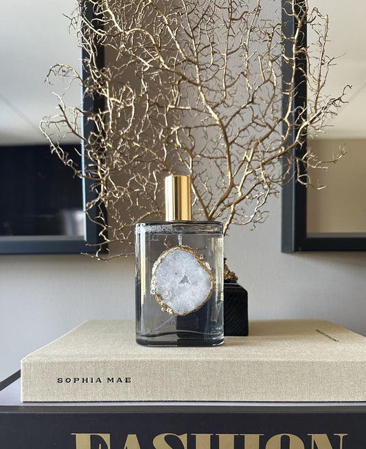 "Luxe interieurparfum met edelstenen"
"Natuurlijke etherische olie geurstokjes"
"Edelsteen geurstokjes met bergkristal"
"Geurstokjes cadeau set luxe"
"Handgeslepen bergkristal geurverspreiders"
"Unieke interieurgeuren met edelstenen"
"Luxe geurverspreiders met kristallen"
"Exclusieve huisparfums met natuurlijke oliën"
"Geurstokjes met essentiële oliën en edelstenen"