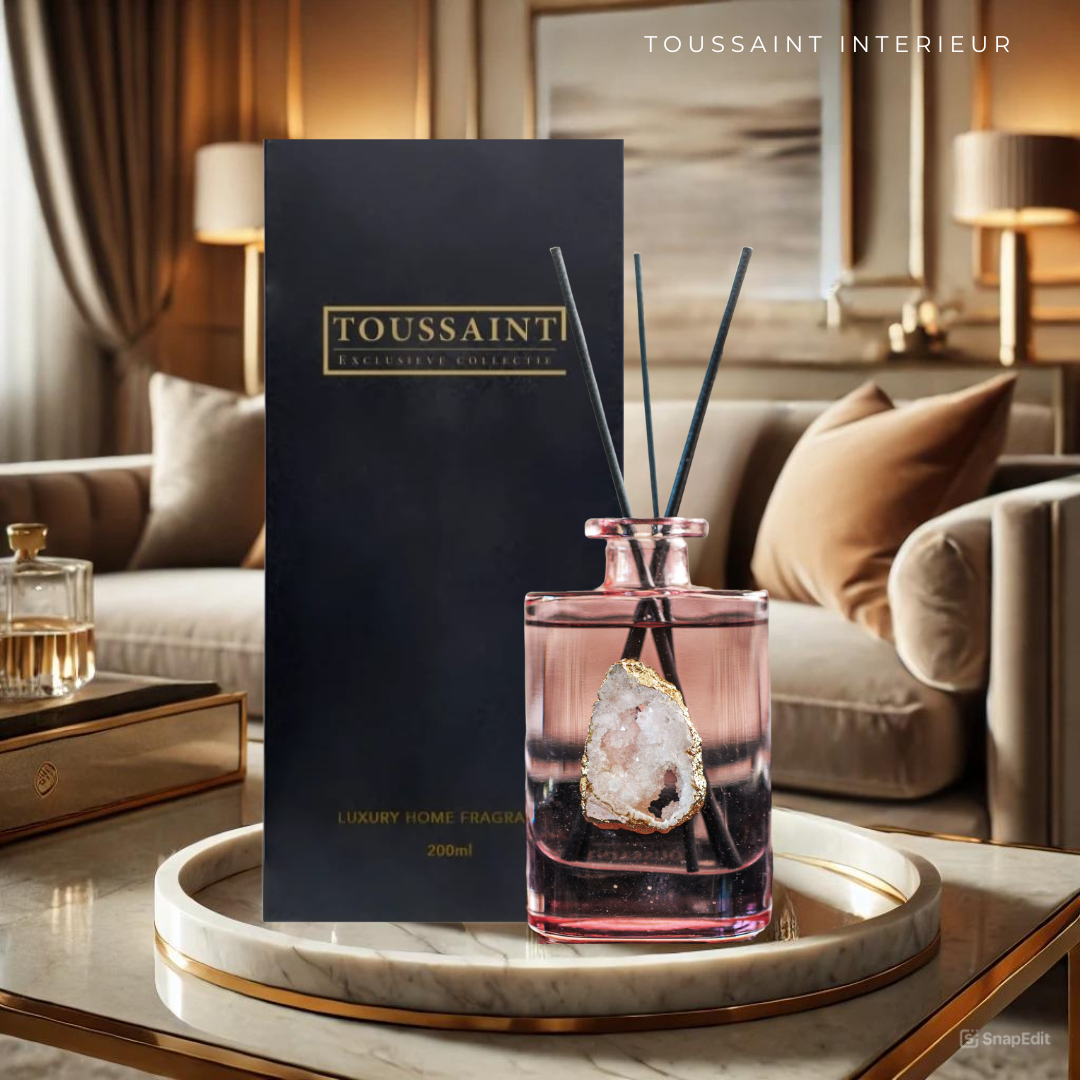 Verrijk je woning met de betoverende geur Tresor In Love van Toussaint Interieur.
Breng een vleugje elegantie en frisheid in je interieur met de exclusieve geurstokjes van Toussaint Interieur. Tresor in Love brengt een natuurlijke en zoete geur in huis en zorgt voor een blijvende indruk op je zintuigen, waardoor je huis een plek van rust en vreugde wordt. Het aroma van Tresor in Love is natuurlijk en zoet, en zorgt voor een verfrissende en rustgevende ambiance. Deze geur staat bekend om het opwekken v