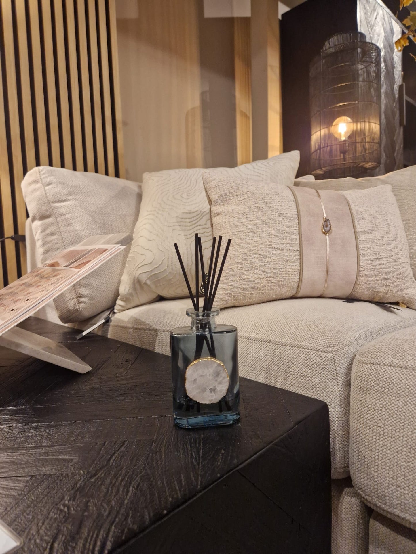 Verrijk je woning met de betoverende en verfrissende geur Green Tea van Toussaint Interieur. Deze exclusieve geurstokjes met bergkristal brengen een vleugje zuiverheid en frisheid in je interieur en creëren een harmonieuze en rustgevende sfeer.
Breng een natuurlijke en verfijnde geurbeleving in huis met de geur van Green Tea – een perfecte balans tussen frisse, bloemige en warme nuances. Deze luxe geurverspreiders zijn ideaal voor wie houdt van lichte, natuurlijke interieurgeuren met een tijdloze frisheid