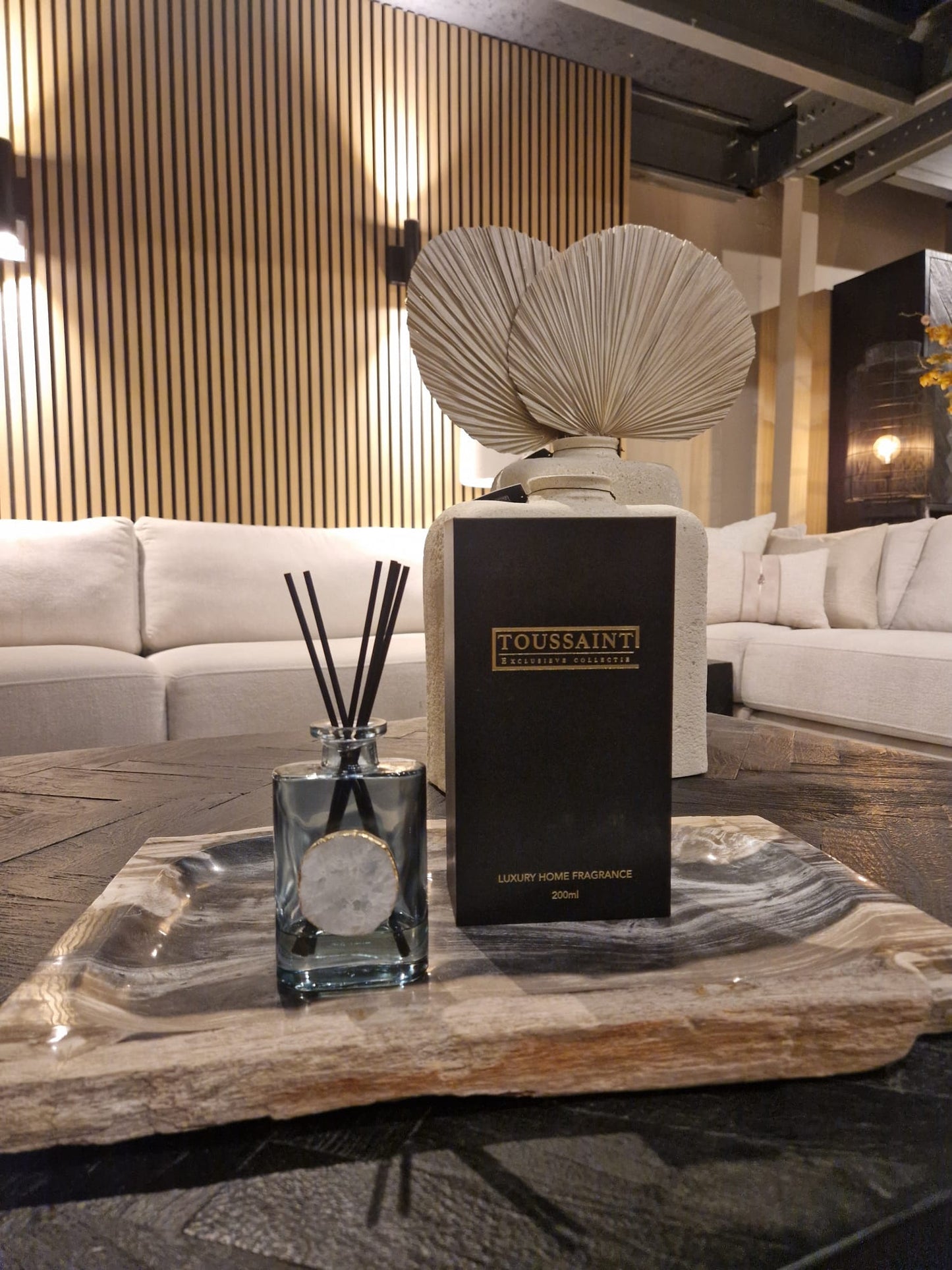 Verrijk je woning met de betoverende en verfrissende geur Green Tea van Toussaint Interieur. Deze exclusieve geurstokjes met bergkristal brengen een vleugje zuiverheid en frisheid in je interieur en creëren een harmonieuze en rustgevende sfeer.
Breng een natuurlijke en verfijnde geurbeleving in huis met de geur van Green Tea – een perfecte balans tussen frisse, bloemige en warme nuances. Deze luxe geurverspreiders zijn ideaal voor wie houdt van lichte, natuurlijke interieurgeuren met een tijdloze frisheid