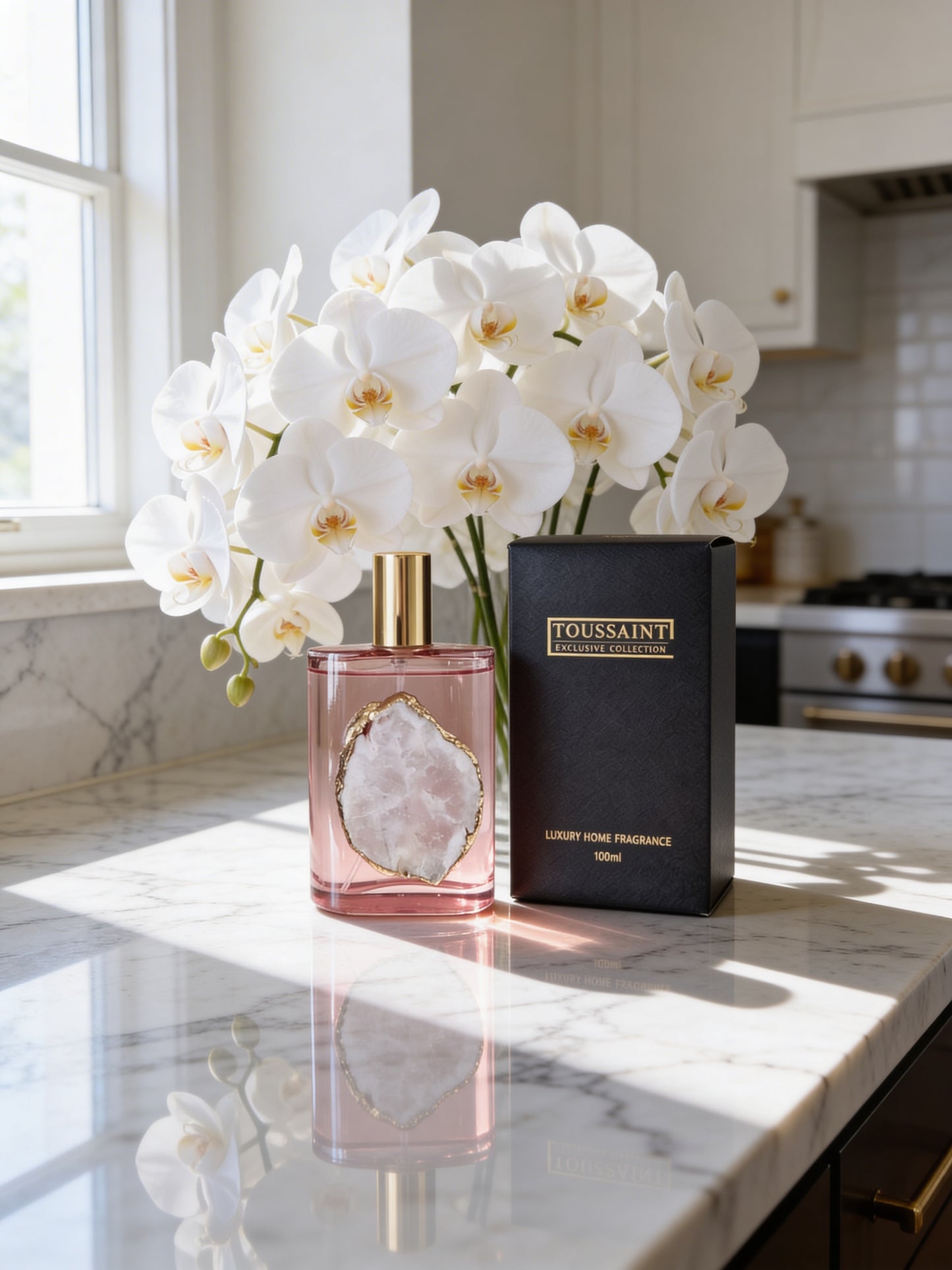 ✔︎ Verrijkt met echte bergkristal
✔︎ Langdurige geurbeleving
✔︎ Perfect als geschenk of luxe interieuraccessoire
Breng een zomerse, frisse en harmonieuze sfeer in huis met deze exclusieve interieurparfum. De Tresor in Love-geur combineert fruitige frisheid met een bloemig hart en zachte musk voor een luxe en uitnodigende ambiance.
De topnoten van peer en nectarine zorgen voor een frisse, levendige opening, gevolgd door een romantisch hart van roos en jasmijn. De zachte basis van white musk geeft een