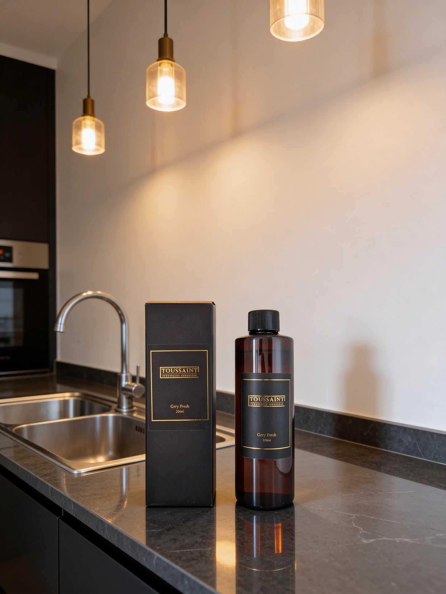 ✅ Duurzame keuze – Luxe geurstokjes navulling Grey Fresh
Geniet langer van jouw favoriete Toussaint Interieur geurstokjes met deze geurstokjes navulling van 250 ml. Perfect voor het bijvullen van je geurverspreider met bergkristal en het creëren van een frisse, verfijnde interieurgeur. De navulling wordt geleverd met nieuwe geurstokjes voor een optimale geurverspreiding.
Grey Fresh is een frisse, bloemige geur die snel je ruimte vult en zorgt voor rust, balans en een aangename sfeer in