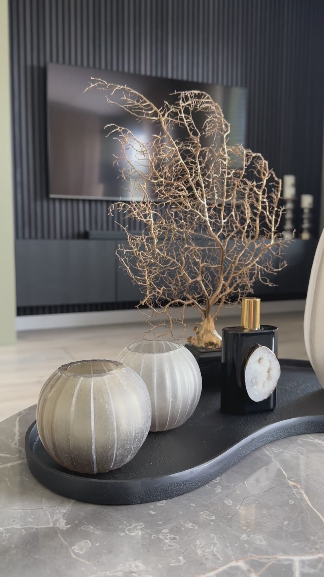 Interieur Exclusieve Interieurparfum, doordrenkt met de betoverende geur Amber en verrijkt met bergkristal.  Ervaar de ultieme combinatie van luxe en verfijning met deze heerlijke interieurparfum met bergkristal. Deze verfijnde geur Amber creëert een warme en uitnodigende sfeer, perfect voor elke ruimte in uw huis. Ervaar de ultieme combinatie van luxe en verfijning met ons interieurparfum verrijkt met bergkristal.