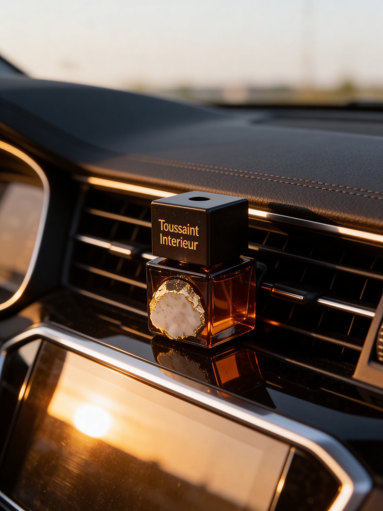 ✓ Warme ambergeur met een luxe, verfijnde uitstraling
✓ Verrijkt met echt bergkristal voor een unieke touch
✓ Geleverd in een stijlvolle geschenkverpakking
✓ Altijd een heerlijke geurbeleving onderweg
Ervaar altijd een verfijnde geur, waar je ook naartoe rijdt. Met de exclusieve autoparfum van Toussaint Interieur geniet je continu van de warme, elegante geur van amber. Het stijlvolle design met natuurlijk bergkristal maakt dit niet alleen een geuraccessoire, maar een echte eyecatcher in je auto-interi