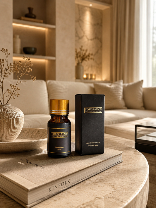 100% Natuurlijke Etherische Olie Grey Fresh (10 ml) | Toussaint Interieur
✔︎ 100% natuurlijk etherische olie
✔︎ Geschikt voor diffuser & geurkristallen
✔︎ Langdurig aanwezig zonder te overheersen
✔︎ Elegante, frisse en luxueuze geurbeleving

Laat je zintuigen ontwaken met Grey Fresh, een luxe etherische olie die 100% natuurlijk en met zorg is vervaardigd. Deze geur opent met een sprankelende combinatie van sappige ananas en frisse groene appel, gevolgd door een zacht en elegant hart van lelie, perzik en war