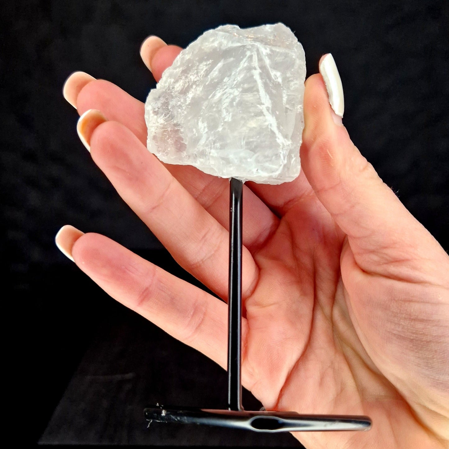 Combineer je Toussaint Interieur geurstokjes nu met deze prachtige ruwe bergkristal op een Metalen Standaard. Bergkristal wordt beschouwd als een extreem krachtig kristal en is energieversterker. Het stimuleert de geest en het lichaam en geeft energie, waardoor je je in alle opzichten goed voelt. Bergkristal zorgt voor een zuiverende werking in de ruimte. Specificaties: Materiaal: Bergkristal Afmetingen: ± 12 cm Eenheid: 1 stuk