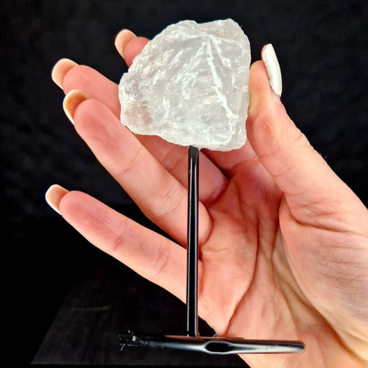 Combineer je Toussaint Interieur geurstokjes nu met deze prachtige ruwe bergkristal op een Metalen Standaard. Bergkristal wordt beschouwd als een extreem krachtig kristal en is energieversterker. Het stimuleert de geest en het lichaam en geeft energie, waardoor je je in alle opzichten goed voelt. Bergkristal zorgt voor een zuiverende werking in de ruimte. Specificaties: Materiaal: Bergkristal Afmetingen: ± 12 cm Eenheid: 1 stuk