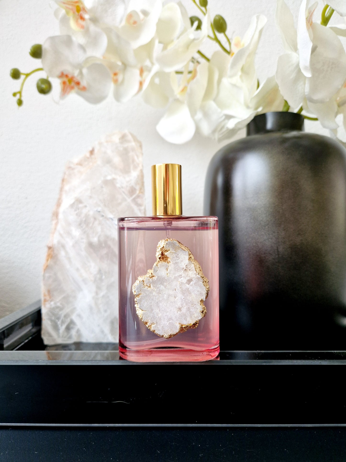 Verwen je zintuigen met Toussaint Interieur Exclusieve Interieurparfum, doordrenkt met een betoverende zomerse geur en verrijkt met bergkristal.&nbsp;  Ervaar de ultieme combinatie van luxe en verfijning met deze heerlijke interieurparfum met bergkristal. Deze verfijnde geur creëert een zomerse en uitnodigende sfeer, perfect voor elke ruimte in uw huis. Het aroma van Tresor in Love is natuurlijk en zoe