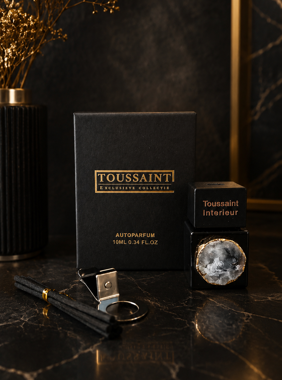 ✓ Warme ambergeur met een luxe, verfijnde uitstraling
✓ Verrijkt met echt bergkristal voor een unieke touch
✓ Geleverd in een stijlvolle geschenkverpakking
✓ Altijd een heerlijke geurbeleving onderweg

Ervaar altijd een verfijnde geur, waar je ook naartoe rijdt. Met de exclusieve autoparfum van Toussaint Interieur geniet je continu van de warme, elegante geur van amber.&nbsp;Het stijlvolle design met natuurlijk bergkristal maakt dit niet alleen een geuraccessoire, maar een echte eyecatcher in je auto-interi