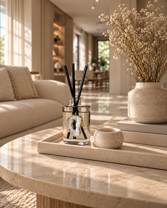Waarom je kiest voor Toussaint Interieur

✓ Tot 6 maanden een verfijnde geurbeleving
✓ Navulbaar &amp; een duurzame keuze
✓ Verrijkt met echte bergkristallen
✓ Luxe cadeauverpakking

Breng de frisheid van een luxe wellness naar je eigen interieur

De Grey Fresh geurstokjes van Toussaint Interieur vullen je woning met een frisse, elegante geur die rust en harmonie uitstraalt. Sprankelende fruittonen worden verfijnd gecombineerd met zachte bloemen en warme houtachtige accenten, waardoor een lichte en stijlvol