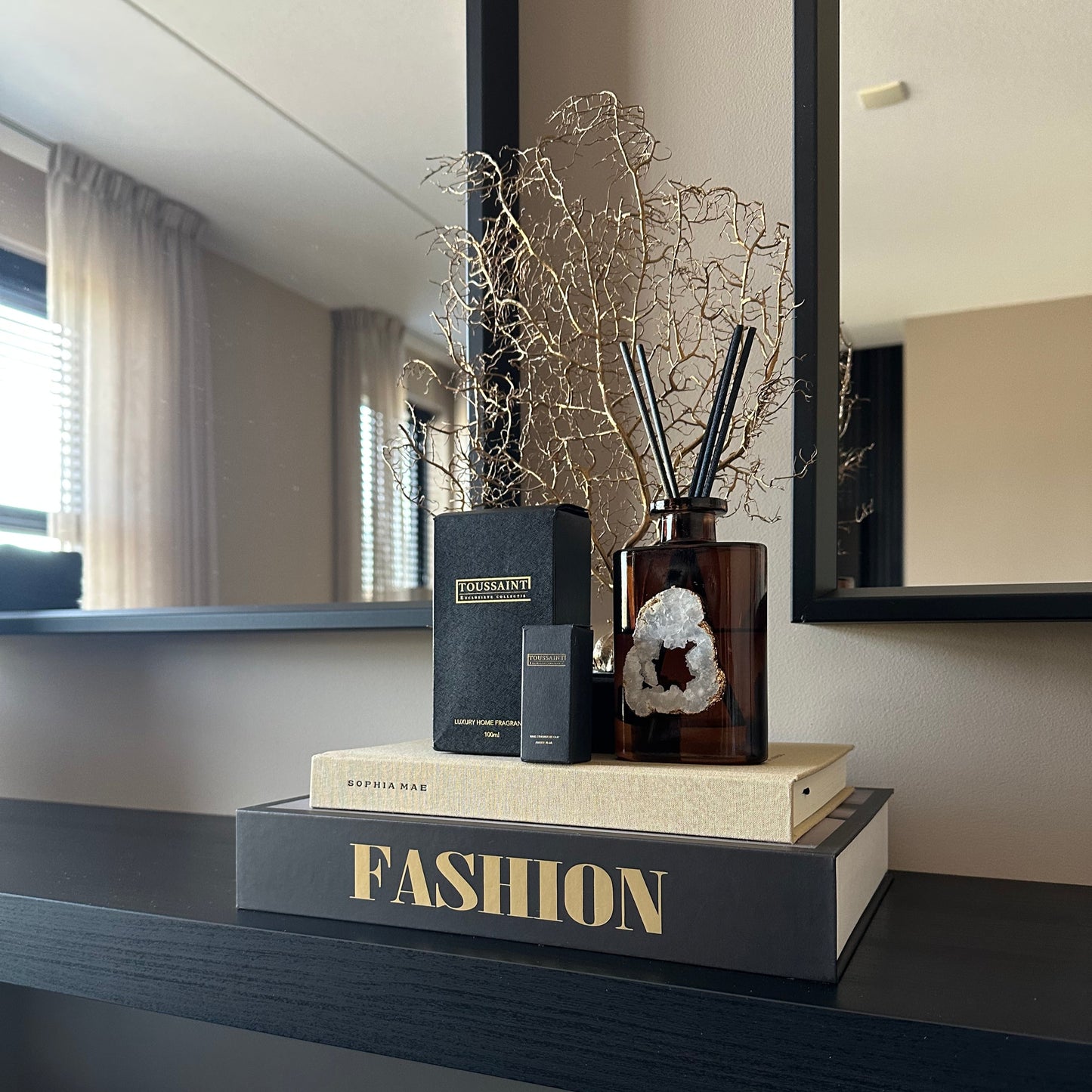 Breng luxe en harmonie in je huis met de exclusieve geurstokjes van Toussaint Interieur, verrijkt met de magische kracht van bergkristal. Deze luxe geurverspreiders zijn perfect voor wie houdt van natuurlijke interieurgeuren en een duurzame huisparfum.
