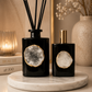 ✓ Tot 6 maanden geur
✓ Navulbaar &amp; duurzame keuze
✓ Echte bergkristal (exclusief design)
✓ Luxe cadeauverpakking

Ontdek onze nieuwste geur: een verfijnde samensmelting van sensuele jasmijn en romige vanille. Deze exclusieve geurstokjes vullen je interieur met een zachte, warme en elegante geur die direct een luxe sfeer creëert,&nbsp; alsof je een high-end boutique hotel binnenstapt.

De subtiele balans tussen bloemig en zoet zorgt voor een tijdloze geurbeleving die tot wel 6 maanden aanwezig blijft, zo