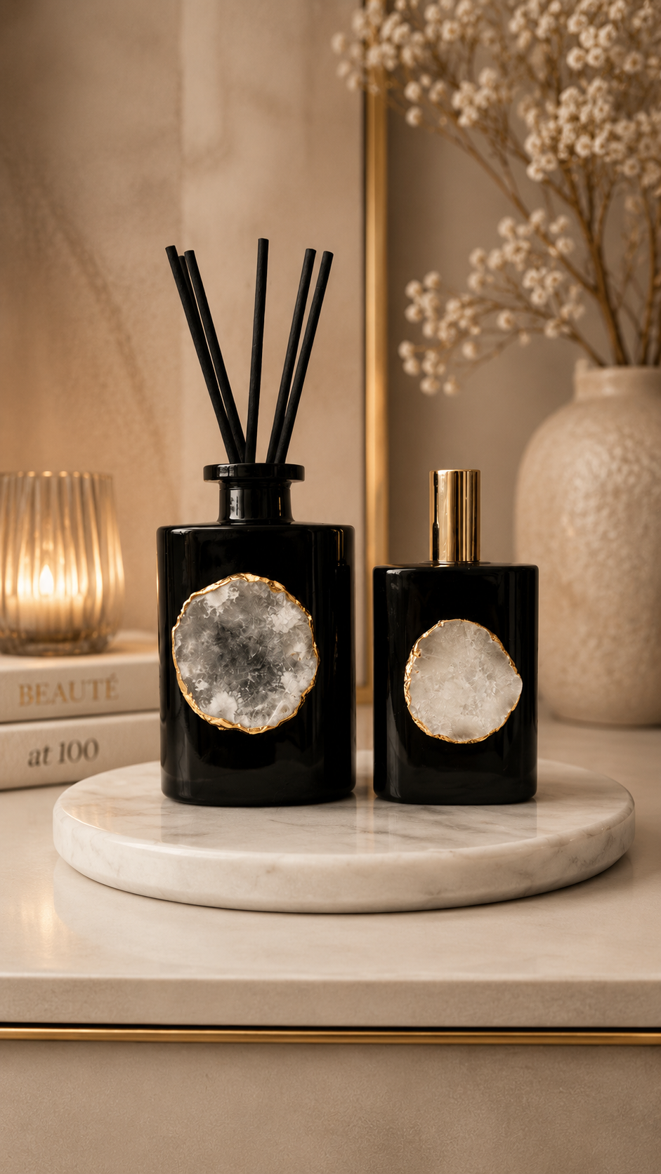 ✓ Tot 6 maanden geur
✓ Navulbaar &amp; duurzame keuze
✓ Echte bergkristal (exclusief design)
✓ Luxe cadeauverpakking

Ontdek onze nieuwste geur: een verfijnde samensmelting van sensuele jasmijn en romige vanille. Deze exclusieve geurstokjes vullen je interieur met een zachte, warme en elegante geur die direct een luxe sfeer creëert,&nbsp; alsof je een high-end boutique hotel binnenstapt.

De subtiele balans tussen bloemig en zoet zorgt voor een tijdloze geurbeleving die tot wel 6 maanden aanwezig blijft, zo