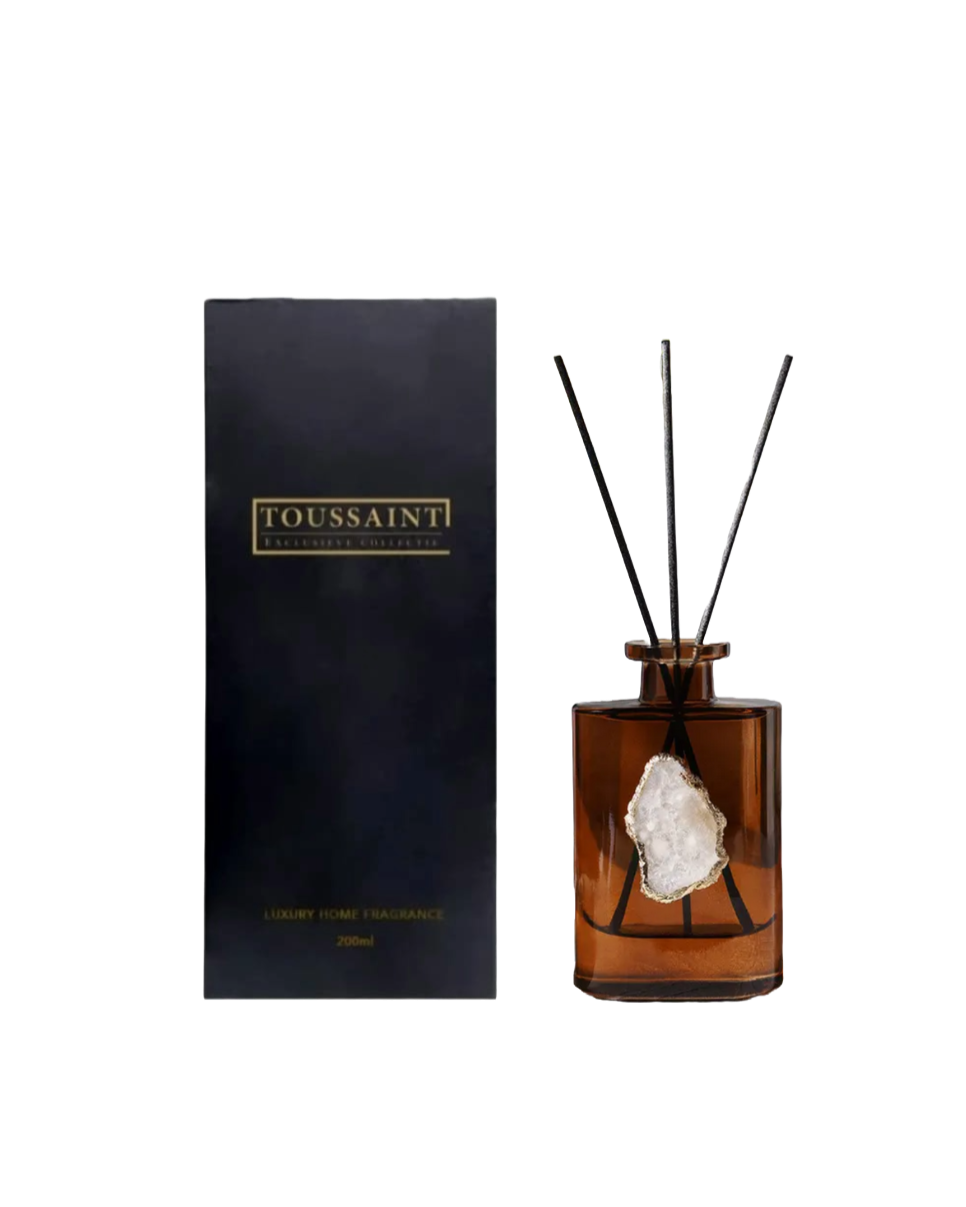 Exclusieve geurstokjes bergkristal Amber 200ML | Toussaint Interieur
Breng luxe en harmonie in je huis met de exclusieve geurstokjes van Toussaint Interieur, verrijkt met de magische kracht van bergkristal. Deze luxe geurverspreiders zijn perfect voor wie houdt van natuurlijke interieurgeuren. 

Elk product bevat een met de hand geslepen bergkristal, dat niet alleen een prachtige eyecatcher is, maar ook een bron van positieve energie en balans voor je interieur. De geur van Amber staat bekend om zijn warme 