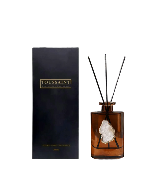 Exclusieve geurstokjes bergkristal Amber 200ML | Toussaint Interieur
Breng luxe en harmonie in je huis met de exclusieve geurstokjes van Toussaint Interieur, verrijkt met de magische kracht van bergkristal. Deze luxe geurverspreiders zijn perfect voor wie houdt van natuurlijke interieurgeuren. 

Elk product bevat een met de hand geslepen bergkristal, dat niet alleen een prachtige eyecatcher is, maar ook een bron van positieve energie en balans voor je interieur. De geur van Amber staat bekend om zijn warme 