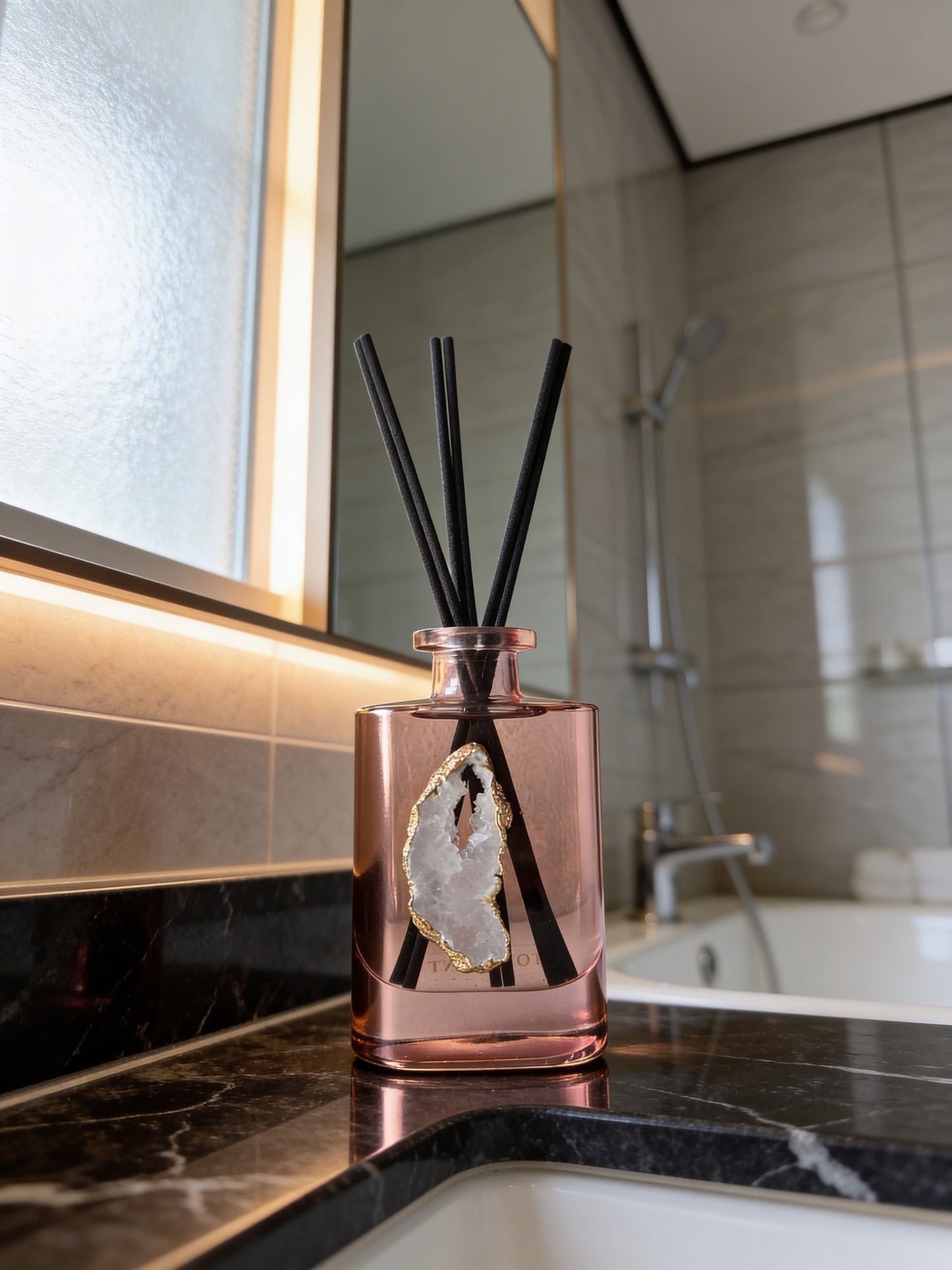 ✓ Gaat tot wel 6 maanden mee
✓ Verrijkt met echt bergkristal
✓ Luxe geschenkverpakking – perfect als cadeau

Breng romantiek en verfijning in je interieur met de exclusieve Tresor In Love geurstokjes van Toussaint Interieur. Deze luxe geurverspreider met bergkristal vult je huis met een frisse, zoete en elegante geur en creëert een harmonieuze en stijlvolle sfeer. De geur Tresor In Love combineert natuurlijke en zoete geurnoten die zorgen voor een rustgevende, verfrissende en vrolijke ambiance, perfect voor