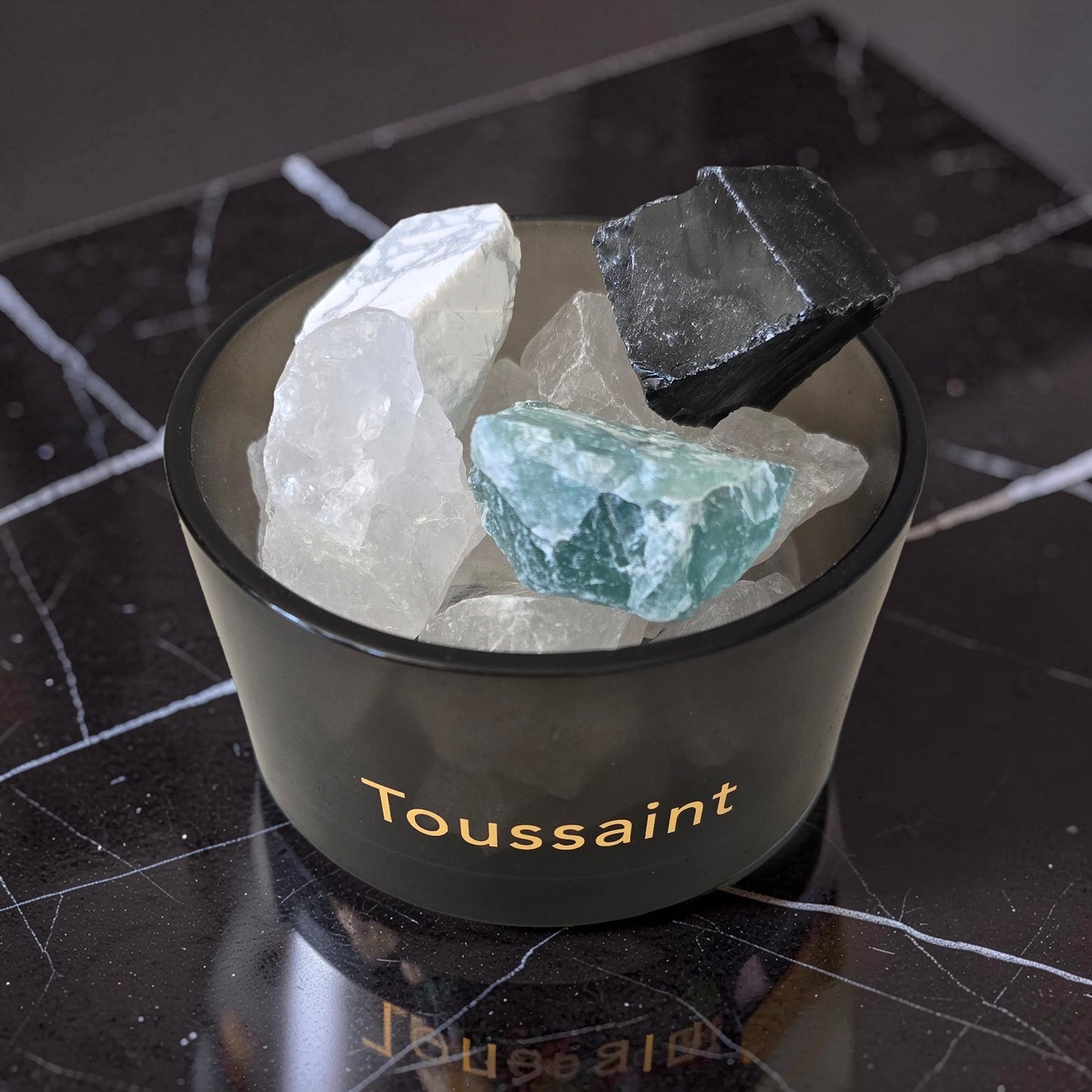 Geurkristallen met Etherische Olie Green Tea – Luxe Geurstenen met Bergkristal
✓ Met echt edelstenen 
✓ Duurzaam & eindeloos navulbaar
✓ Luxe cadeauverpakking inbegrepen

Breng een verfijnde en rustgevende sfeer in je interieur met de exclusieve Green Tea geurkristallen van Toussaint Interieur. Deze luxe combinatie van natuurlijke geurstenen, bergkristal en hoogwaardige etherische olie zorgt voor een subtiele, elegante geurbeleving in elke ruimte.

De Green Tea geur staat bekend om haar frisse, zuivere en h