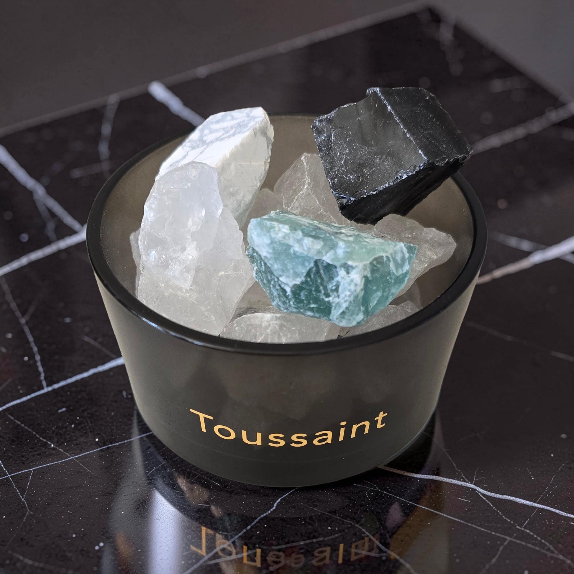 Geurkristallen met Etherische Olie Green Tea – Luxe Geurstenen met Bergkristal
✓ Met echt edelstenen 
✓ Duurzaam & eindeloos navulbaar
✓ Luxe cadeauverpakking inbegrepen

Breng een verfijnde en rustgevende sfeer in je interieur met de exclusieve Green Tea geurkristallen van Toussaint Interieur. Deze luxe combinatie van natuurlijke geurstenen, bergkristal en hoogwaardige etherische olie zorgt voor een subtiele, elegante geurbeleving in elke ruimte.

De Green Tea geur staat bekend om haar frisse, zuivere en h