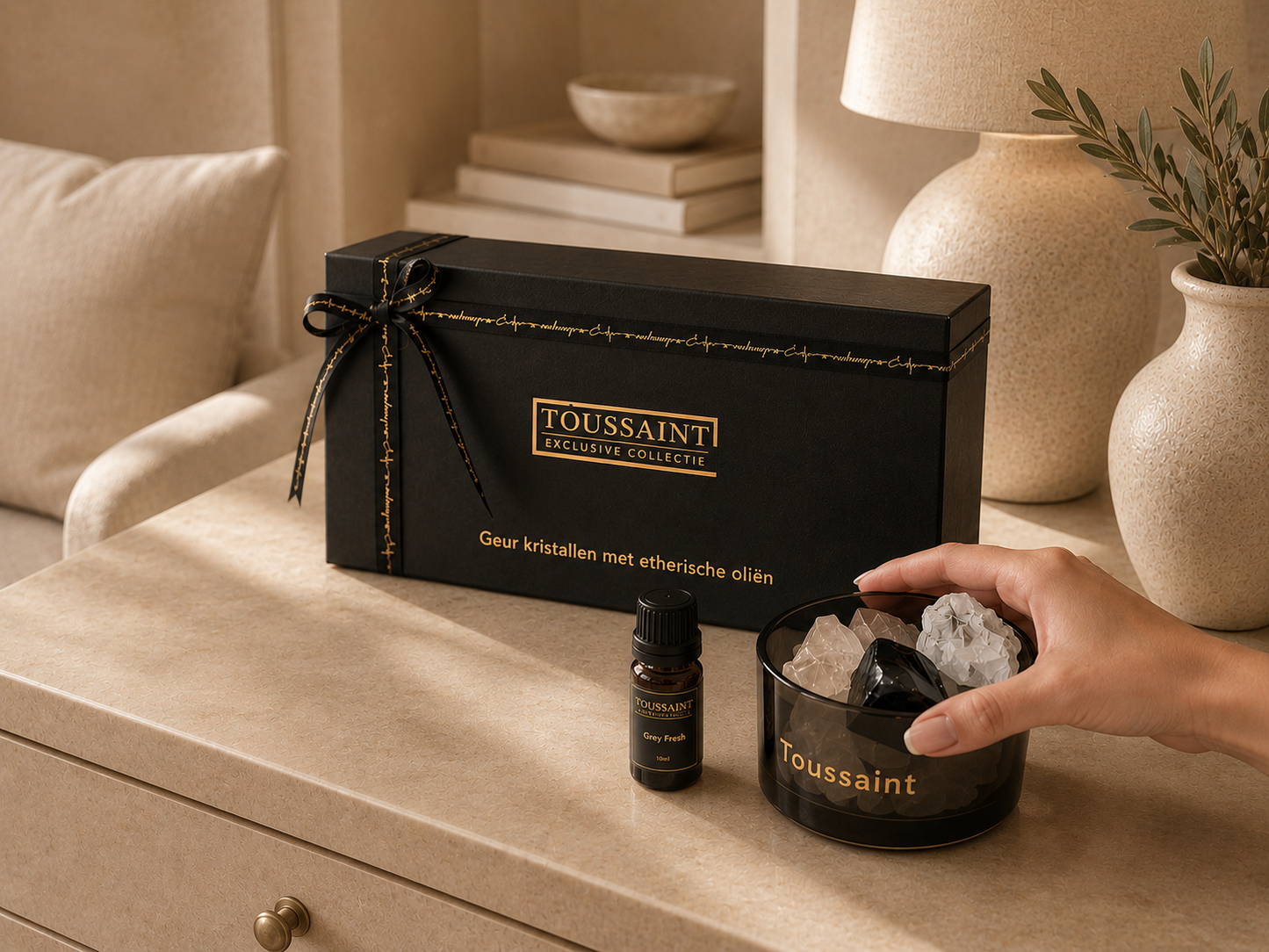 ✓ Met echt edelstenen 
✓ Duurzaam & eindeloos navulbaar
✓ Luxe cadeauverpakking inbegrepen

Breng frisheid, rust en verfijning in je interieur met de exclusieve geurkristallen van Toussaint Interieur. De combinatie van natuurlijke geurstenen, bergkristal en hoogwaardige etherische olie zorgt voor een subtiele en stijlvolle interieurgeur in elke ruimte.

De Grey Fresh geur staat bekend om haar frisse, bloemige en kalmerende karakter. Slechts enkele druppels etherische olie op de geurkristallen zijn voldoende