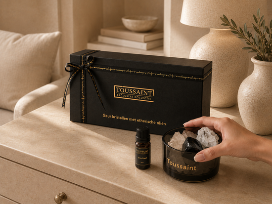✓ Met echt edelstenen 
✓ Duurzaam & eindeloos navulbaar
✓ Luxe cadeauverpakking inbegrepen

Breng frisheid, rust en verfijning in je interieur met de exclusieve geurkristallen van Toussaint Interieur. De combinatie van natuurlijke geurstenen, bergkristal en hoogwaardige etherische olie zorgt voor een subtiele en stijlvolle interieurgeur in elke ruimte.

De Grey Fresh geur staat bekend om haar frisse, bloemige en kalmerende karakter. Slechts enkele druppels etherische olie op de geurkristallen zijn voldoende