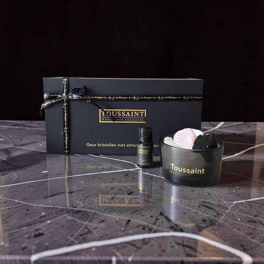 Geurkristallen met Etherische Olie Grey Fresh – Luxe Geurstenen met Bergkristal
✓ Met echt edelstenen 
✓ Duurzaam & eindeloos navulbaar
✓ Luxe cadeauverpakking inbegrepen

Breng frisheid, rust en verfijning in je interieur met de exclusieve geurkristallen van Toussaint Interieur. De combinatie van natuurlijke geurstenen, bergkristal en hoogwaardige etherische olie zorgt voor een subtiele en stijlvolle interieurgeur in elke ruimte.

De Grey Fresh geur staat bekend om haar frisse, bloemige en kalmerende karak