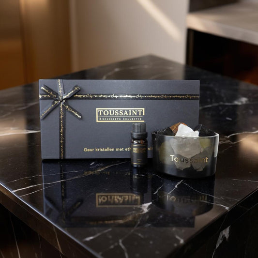 Giftset geurkristallen met etherische olie Grey Fresh | Toussaint Interieur
Nieuw in ons assortiment: geurkristallen met etherische olie in de betoverende geur Grey Fresh
Breng een vleugje luxe, rust en verfijning in je interieur met de exclusieve geurkristallen van Toussaint Interieur. Deze elegante combinatie van natuurlijke kristallen en hoogwaardige etherische olie zorgt voor een stijlvolle en verfijnde geurbeleving in huis. 
