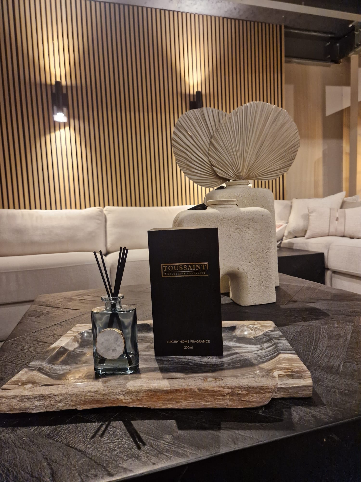 Verrijk je woning met de betoverende en verfrissende geur Green Tea van Toussaint Interieur. Deze exclusieve geurstokjes met bergkristal brengen een vleugje zuiverheid en frisheid in je interieur en creëren een harmonieuze en rustgevende sfeer.

Breng een natuurlijke en verfijnde geurbeleving in huis met de geur van Green Tea – een perfecte balans tussen frisse, bloemige en warme nuances. Deze luxe geurverspreiders zijn ideaal voor wie houdt van lichte, natuurlijke interieurgeuren met een tijdloze frisheid 