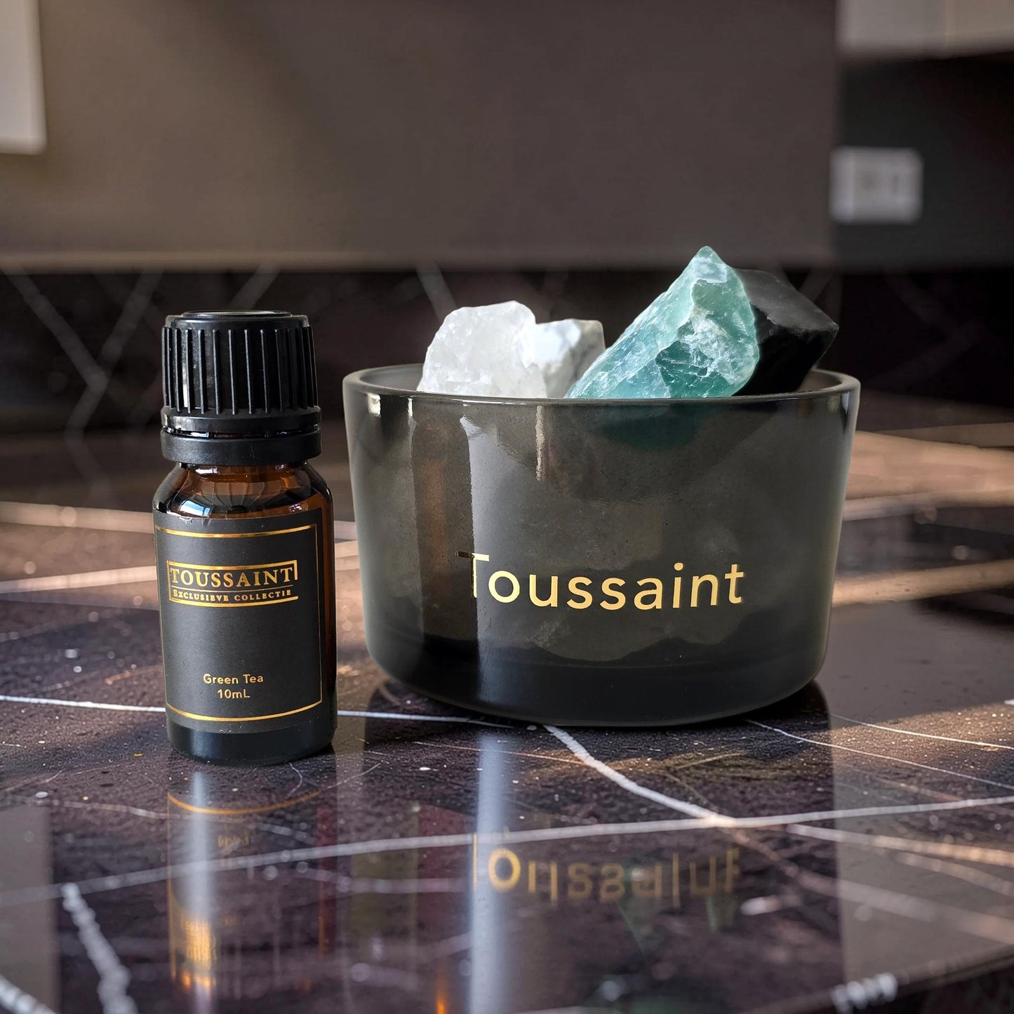 ✔ Met echt bergkristallen en een groene fluoriet&nbsp;
✔ Duurzaam &amp; eindeloos navulbaar
✔ Luxe cadeauverpakking inbegrepen

Breng een verfijnde en rustgevende sfeer in je interieur met de exclusieve&nbsp;Green Tea geurkristallen van Toussaint Interieur. Deze luxe combinatie van natuurlijke geurstenen, bergkristal en hoogwaardige etherische olie zorgt voor een subtiele, elegante geurbeleving in elke ruimte.

De Green Tea geur staat bekend om haar frisse, zuivere en harmonieuze karakter. De verfijnde mix 