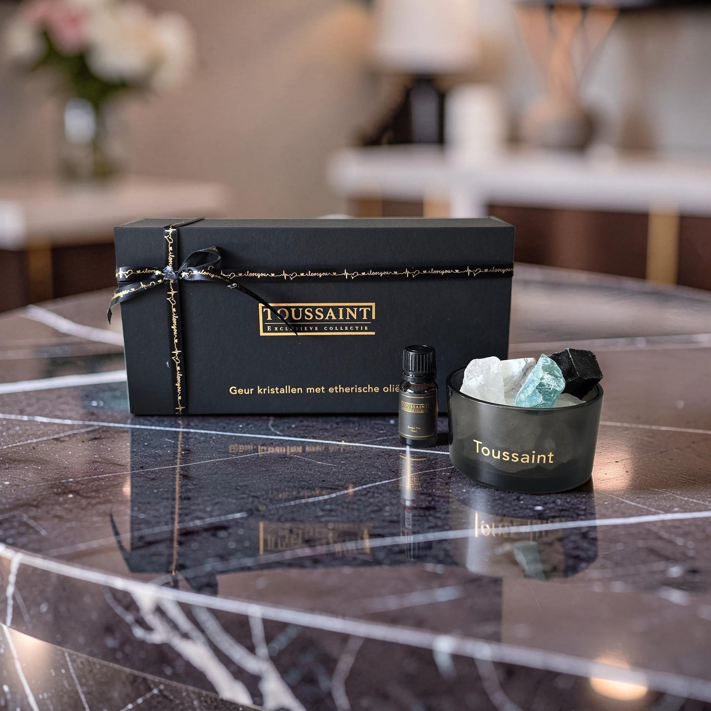 ✔ Frisse en harmonieuze Green Tea geur
✔ Met echt bergkristal voor energie en balans
✔ Subtiele, natuurlijke geurverspreiding
✔ Duurzaam & eindeloos navulbaar
✔ Luxe cadeauverpakking inbegrepen

Breng een verfijnde en rustgevende sfeer in je interieur met de exclusieve Green Tea geurkristallen van Toussaint Interieur. Deze luxe combinatie van natuurlijke geurstenen, bergkristal en hoogwaardige etherische olie zorgt voor een subtiele en elegante geurbeleving in elke ruimte.

De Green Tea geur staat bekend om