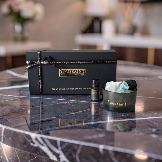 ✔ Frisse en harmonieuze Green Tea geur
✔ Met echt bergkristal voor energie en balans
✔ Subtiele, natuurlijke geurverspreiding
✔ Duurzaam & eindeloos navulbaar
✔ Luxe cadeauverpakking inbegrepen

Breng een verfijnde en rustgevende sfeer in je interieur met de exclusieve Green Tea geurkristallen van Toussaint Interieur. Deze luxe combinatie van natuurlijke geurstenen, bergkristal en hoogwaardige etherische olie zorgt voor een subtiele en elegante geurbeleving in elke ruimte.

De Green Tea geur staat bekend om