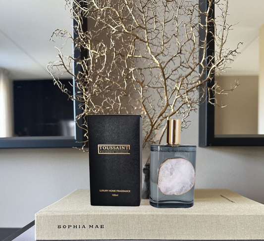 Breng een natuurlijke en verfijnde geurbeleving in huis met Toussaint Interieur Exclusieve Interieurparfum in de betoverende geur Green Tea.

Deze luxe geurverspreider biedt een perfecte balans tussen frisse, bloemige en warme nuances. Ideaal voor liefhebbers van lichte, natuurlijke interieurgeuren die tijdloze frisheid en sereniteit uitstralen.

Met zorgvuldig met de hand geslepen bergkristal in elk product, geniet je niet alleen van een stijlvolle uitstraling, maar ook van de positieve energie en harmonis