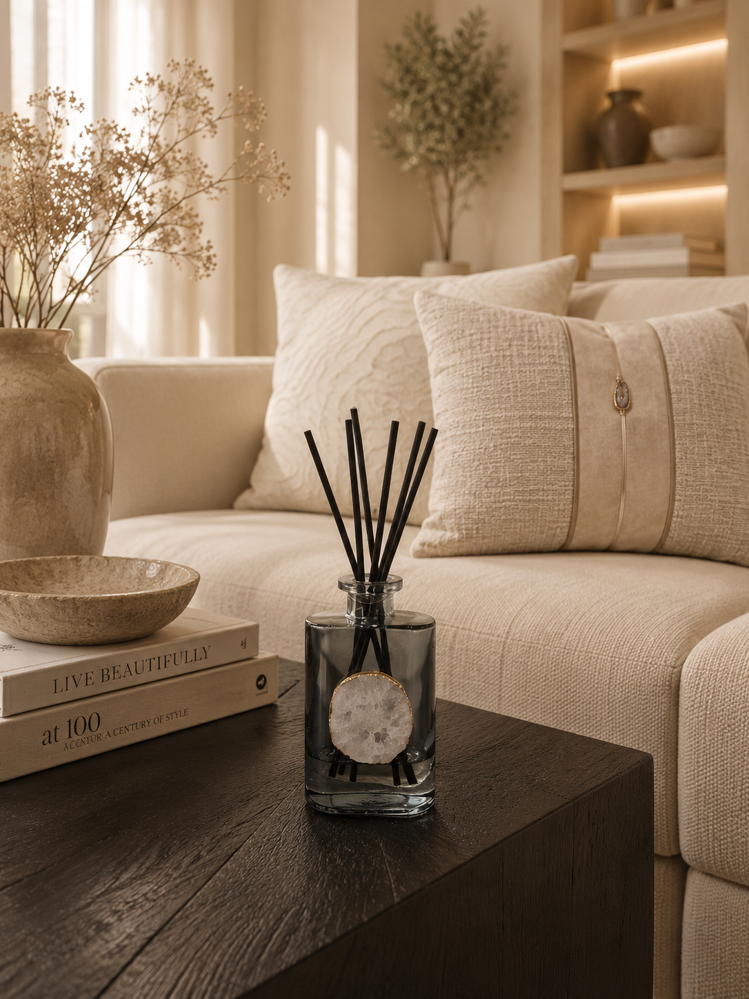✓ Tot 6 maanden geur
✓ Navulbaar &amp; duurzame keuze
✓ Echte bergkristal (exclusief design)
✓ Luxe cadeauverpakking

Breng frisheid en harmonie in je interieur met de exclusieve Green Tea geurstokjes van Toussaint Interieur. Deze luxe geurverspreider met bergkristal combineert natuurlijke energie met een verfijnde, langdurige interieurgeur. De Green Tea geur biedt een perfecte balans tussen frisse, bloemige en warme tonen. Ze creëert een rustgevende, verfrissende en harmonieuze sfeer en bevordert de innerl