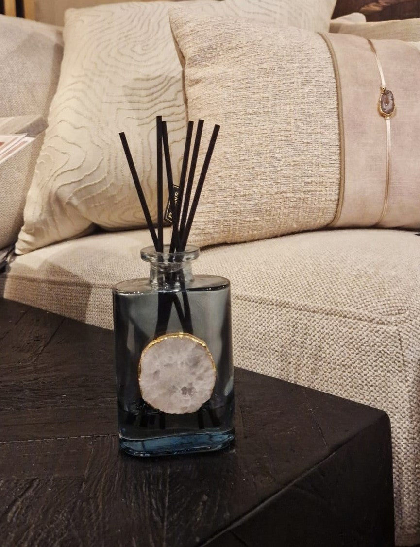 luxe Geurstokjes met bergkristal \ Luxe edelsteen geurstokjes. 
Verrijk je woning met de betoverende geuren van Toussaint Interieur en breng een vleugje luxe, harmonie en verfijning in je interieur. Onze luxe geurstokjes met bergkristal bieden een unieke geurervaring en zorgen voor een positieve energie en een rustgevende sfeer in huis. De geurstokjes worden geleverd in een luxe geschenkverpakking, ideaal om jezelf te verwennen of als stijlvol cadeau.