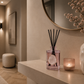 ✓ Tot 6 maanden geur
✓ Navulbaar &amp; duurzame keuze
✓ Echte bergkristal (exclusief design)
✓ Luxe cadeauverpakking

Breng romantiek en verfijning in je interieur met de exclusieve Tresor In Love geurstokjes van Toussaint Interieur. Deze luxe geurverspreider met bergkristal vult je huis met een frisse, zoete en elegante geur en creëert een harmonieuze en stijlvolle sfeer. De geur Tresor In Love combineert natuurlijke en zoete geurnoten die zorgen voor een rustgevende, verfrissende en vrolijke ambiance, per