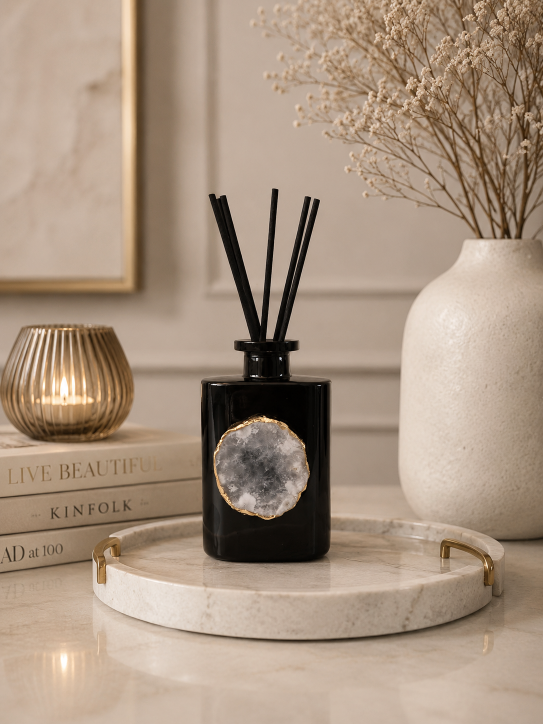 ✓ Tot 6 maanden geur
✓ Navulbaar &amp; duurzame keuze
✓ Echte bergkristal (exclusief design)
✓ Luxe cadeauverpakking

Ontdek onze nieuwste geur: een verfijnde samensmelting van sensuele jasmijn en romige vanille. Deze exclusieve geurstokjes vullen je interieur met een zachte, warme en elegante geur die direct een luxe sfeer creëert,&nbsp; alsof je een high-end boutique hotel binnenstapt.

De subtiele balans tussen bloemig en zoet zorgt voor een tijdloze geurbeleving die tot wel 6 maanden aanwezig blijft, zo