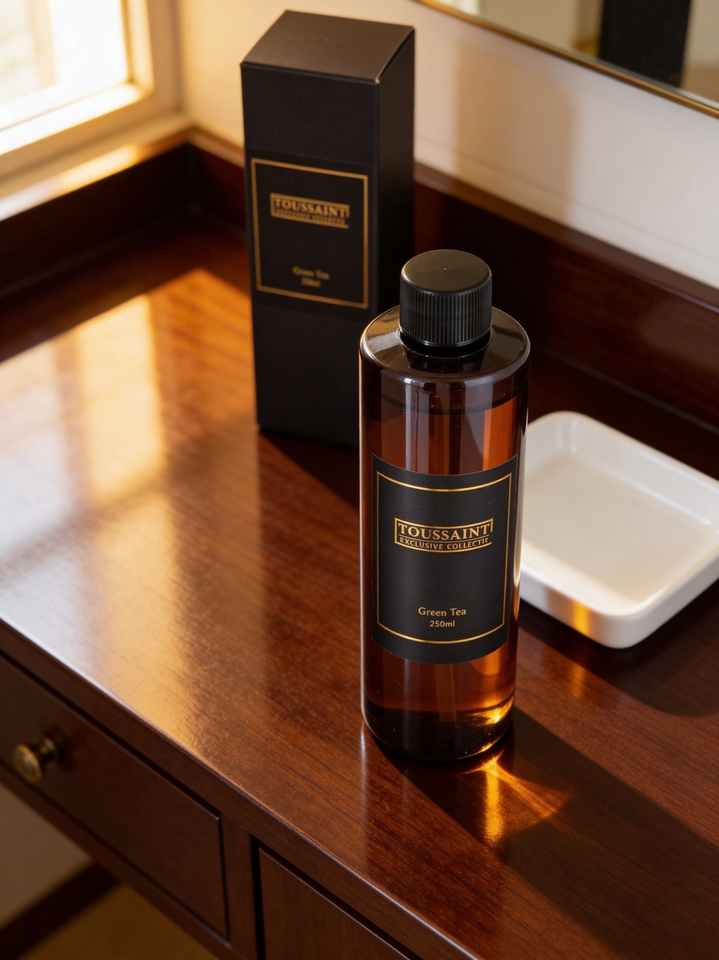 Navulling geurstokjes – Green Tea

Met deze 250 ml navulling geurstokjes geniet je extra lang van jouw favoriete Toussaint Interieur geurverspreider. De navulling wordt geleverd met nieuwe geurstokjes voor een optimale geurbeleving.

De Green Tea geur is fris, licht zoet en ontspannend. Perfect om rust, balans en een frisse sfeer in huis te creëren. Hoe meer geurstokjes je gebruikt, hoe sterker de geur zich verspreidt.

Geurnoten
Groene thee • Bergamot • Jasmijn • Lelie • Musk • Amber