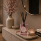 ✓ Tot 6 maanden geur
✓ Navulbaar &amp; duurzame keuze
✓ Echte bergkristal (exclusief design)
✓ Luxe cadeauverpakking

Breng romantiek en verfijning in je interieur met de exclusieve Tresor In Love geurstokjes van Toussaint Interieur. Deze luxe geurverspreider met bergkristal vult je huis met een frisse, zoete en elegante geur en creëert een harmonieuze en stijlvolle sfeer. De geur Tresor In Love combineert natuurlijke en zoete geurnoten die zorgen voor een rustgevende, verfrissende en vrolijke ambiance, per