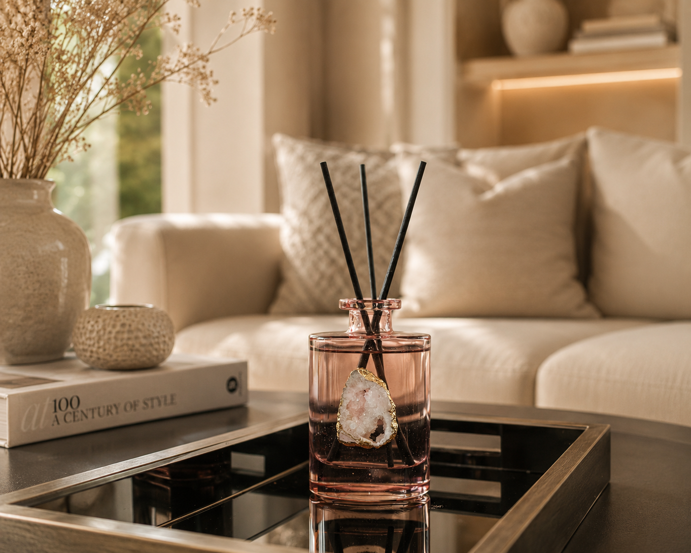 ✓ Tot 6 maanden geur
✓ Navulbaar &amp; duurzame keuze
✓ Echte bergkristal (exclusief design)
✓ Luxe cadeauverpakking

Breng romantiek en verfijning in je interieur met de exclusieve Tresor In Love geurstokjes van Toussaint Interieur. Deze luxe geurverspreider met bergkristal vult je huis met een frisse, zoete en elegante geur en creëert een harmonieuze en stijlvolle sfeer. De geur Tresor In Love combineert natuurlijke en zoete geurnoten die zorgen voor een rustgevende, verfrissende en vrolijke ambiance, per