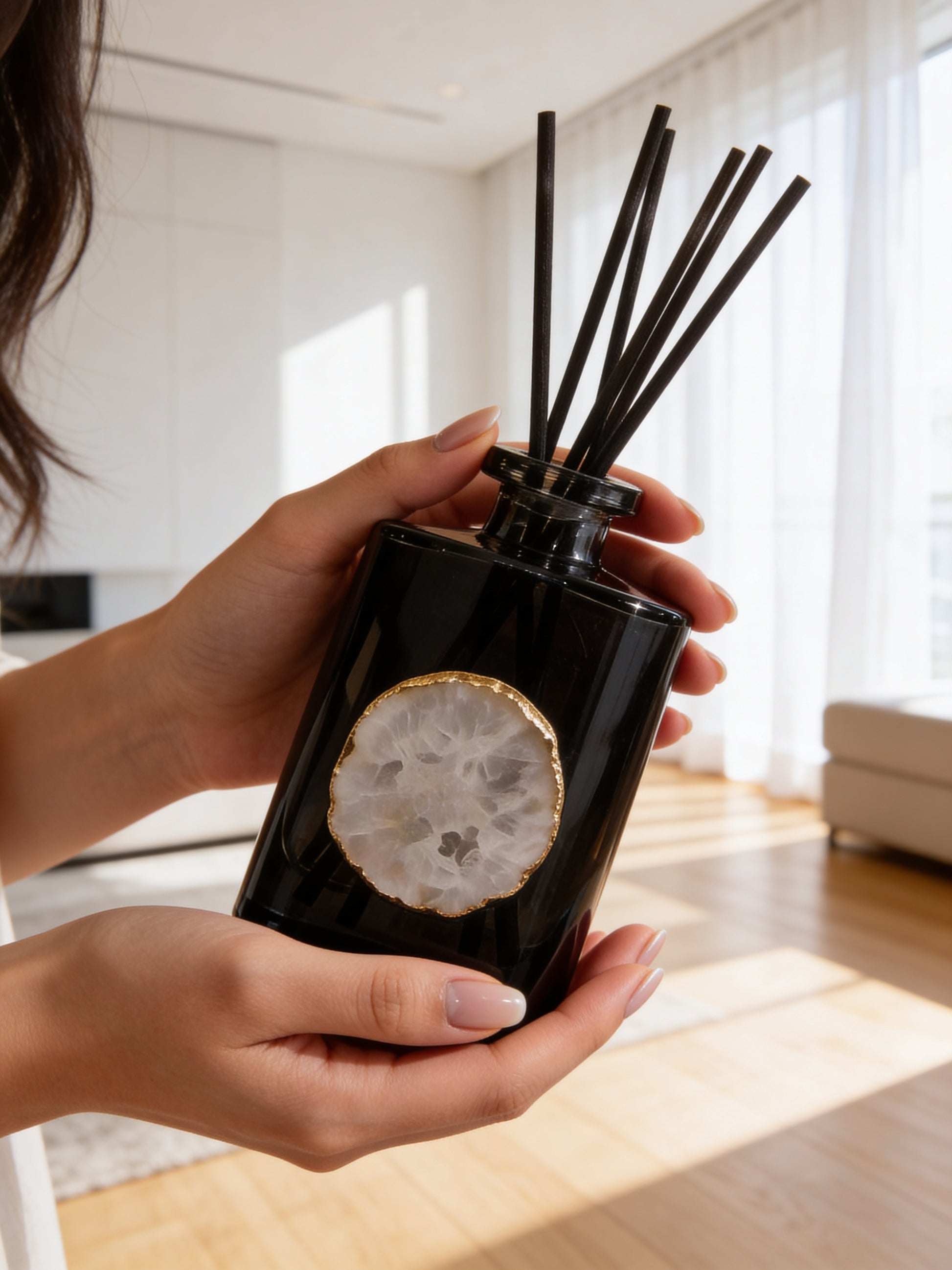 ✓ Tot 6 maanden geur
✓ Navulbaar &amp; duurzame keuze
✓ Echte bergkristal (exclusief design)
✓ Luxe cadeauverpakking

Ontdek onze nieuwste geur: een verfijnde samensmelting van sensuele jasmijn en romige vanille. Deze exclusieve geurstokjes vullen je interieur met een zachte, warme en elegante geur die direct een luxe sfeer creëert,&nbsp; alsof je een high-end boutique hotel binnenstapt.

De subtiele balans tussen bloemig en zoet zorgt voor een tijdloze geurbeleving die tot wel 6 maanden aanwezig blijft, zo