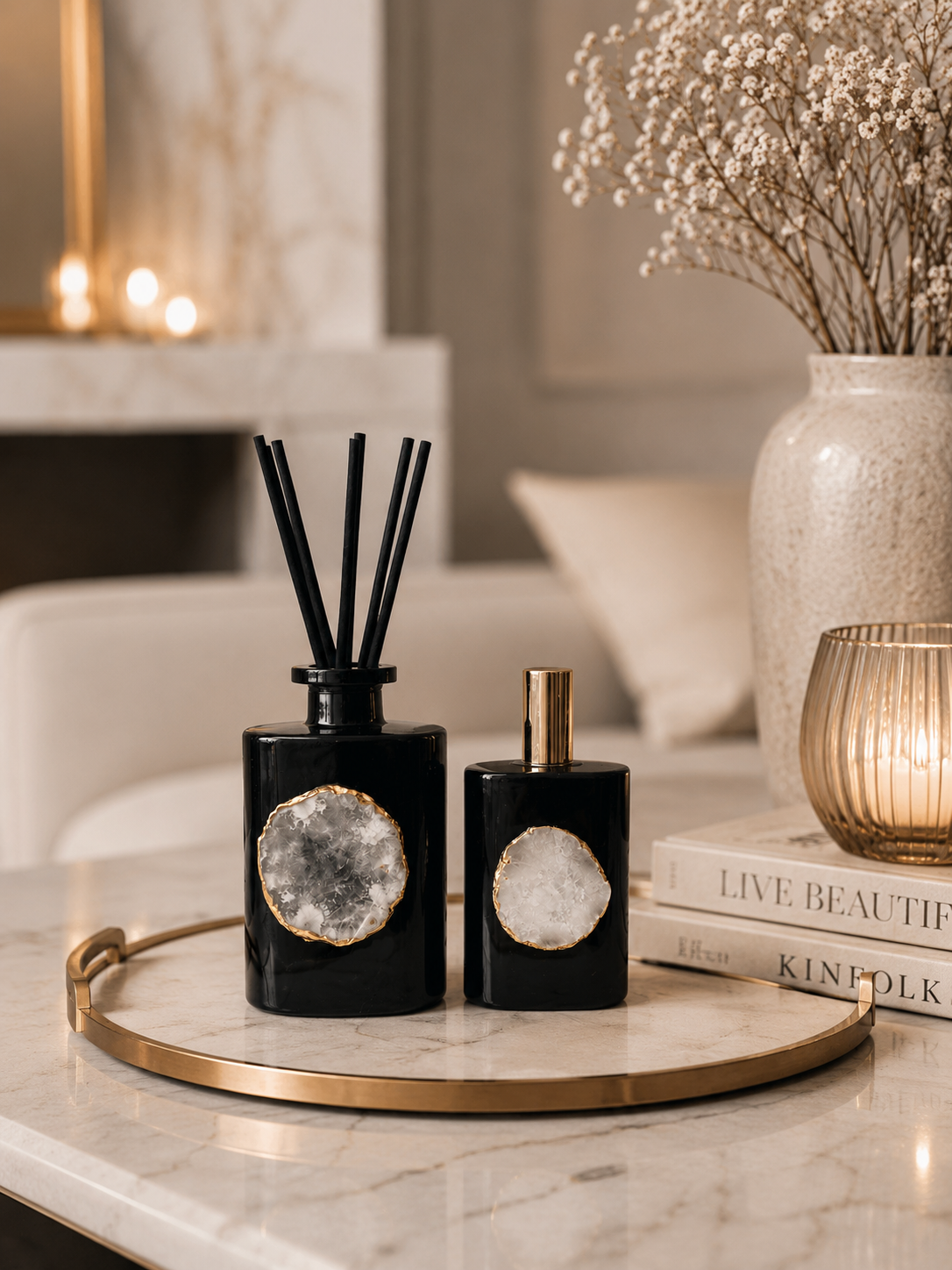 ✓ Tot 6 maanden geur
✓ Navulbaar &amp; duurzame keuze
✓ Echte bergkristal (exclusief design)
✓ Luxe cadeauverpakking

Ontdek onze nieuwste geur: een verfijnde samensmelting van sensuele jasmijn en romige vanille. Deze exclusieve geurstokjes vullen je interieur met een zachte, warme en elegante geur die direct een luxe sfeer creëert,&nbsp; alsof je een high-end boutique hotel binnenstapt.

De subtiele balans tussen bloemig en zoet zorgt voor een tijdloze geurbeleving die tot wel 6 maanden aanwezig blijft, zo