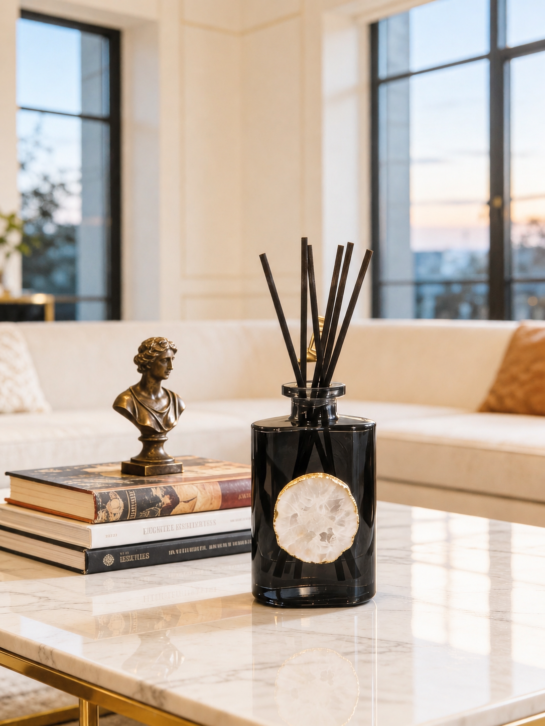 ✓ Tot 6 maanden geur
✓ Navulbaar &amp; duurzame keuze
✓ Echte bergkristal (exclusief design)
✓ Luxe cadeauverpakking

Ontdek onze nieuwste geur: een verfijnde samensmelting van sensuele jasmijn en romige vanille. Deze exclusieve geurstokjes vullen je interieur met een zachte, warme en elegante geur die direct een luxe sfeer creëert,&nbsp; alsof je een high-end boutique hotel binnenstapt.

De subtiele balans tussen bloemig en zoet zorgt voor een tijdloze geurbeleving die tot wel 6 maanden aanwezig blijft, zo