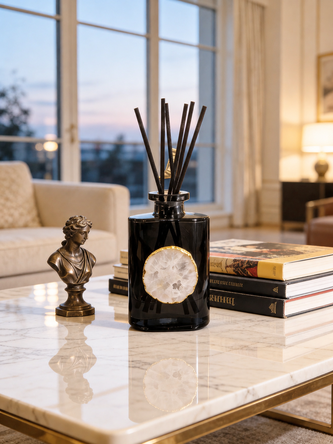 ✓ Tot 6 maanden geur
✓ Navulbaar &amp; duurzame keuze
✓ Echte bergkristal (exclusief design)
✓ Luxe cadeauverpakking

Ontdek onze nieuwste geur: een verfijnde samensmelting van sensuele jasmijn en romige vanille. Deze exclusieve geurstokjes vullen je interieur met een zachte, warme en elegante geur die direct een luxe sfeer creëert,&nbsp; alsof je een high-end boutique hotel binnenstapt.

De subtiele balans tussen bloemig en zoet zorgt voor een tijdloze geurbeleving die tot wel 6 maanden aanwezig blijft, zo