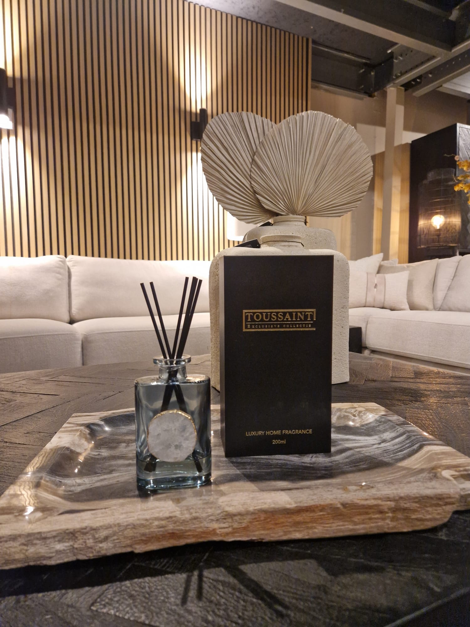 Verrijk je woning met de betoverende en verfrissende geur Green Tea van Toussaint Interieur. Deze exclusieve geurstokjes met bergkristal brengen een vleugje zuiverheid en frisheid in je interieur en creëren een harmonieuze en rustgevende sfeer.

Breng een natuurlijke en verfijnde geurbeleving in huis met de geur van Green Tea – een perfecte balans tussen frisse, bloemige en warme nuances. Deze luxe geurverspreiders zijn ideaal voor wie houdt van lichte, natuurlijke interieurgeuren met een tijdloze frisheid 