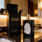 ✔︎ Verrijkt met echte bergkristal
✔︎ Langdurige geurbeleving&nbsp;
✔︎ Elegant design, perfect als geschenk of luxe interieuraccessoire

Verwen je zintuigen met Toussaint Interieur Exclusieve Amber Interieurparfum en laat je interieur stralen met een verfijnde en warme geur. Deze exclusieve interieurparfum combineert luxe Amber met de positieve energie van een handgeslepen bergkristal voor een harmonieuze en elegante ambiance.

De topnoot van bergamot opent fris en verfijnd, gevolgd door een hart van jasmijn